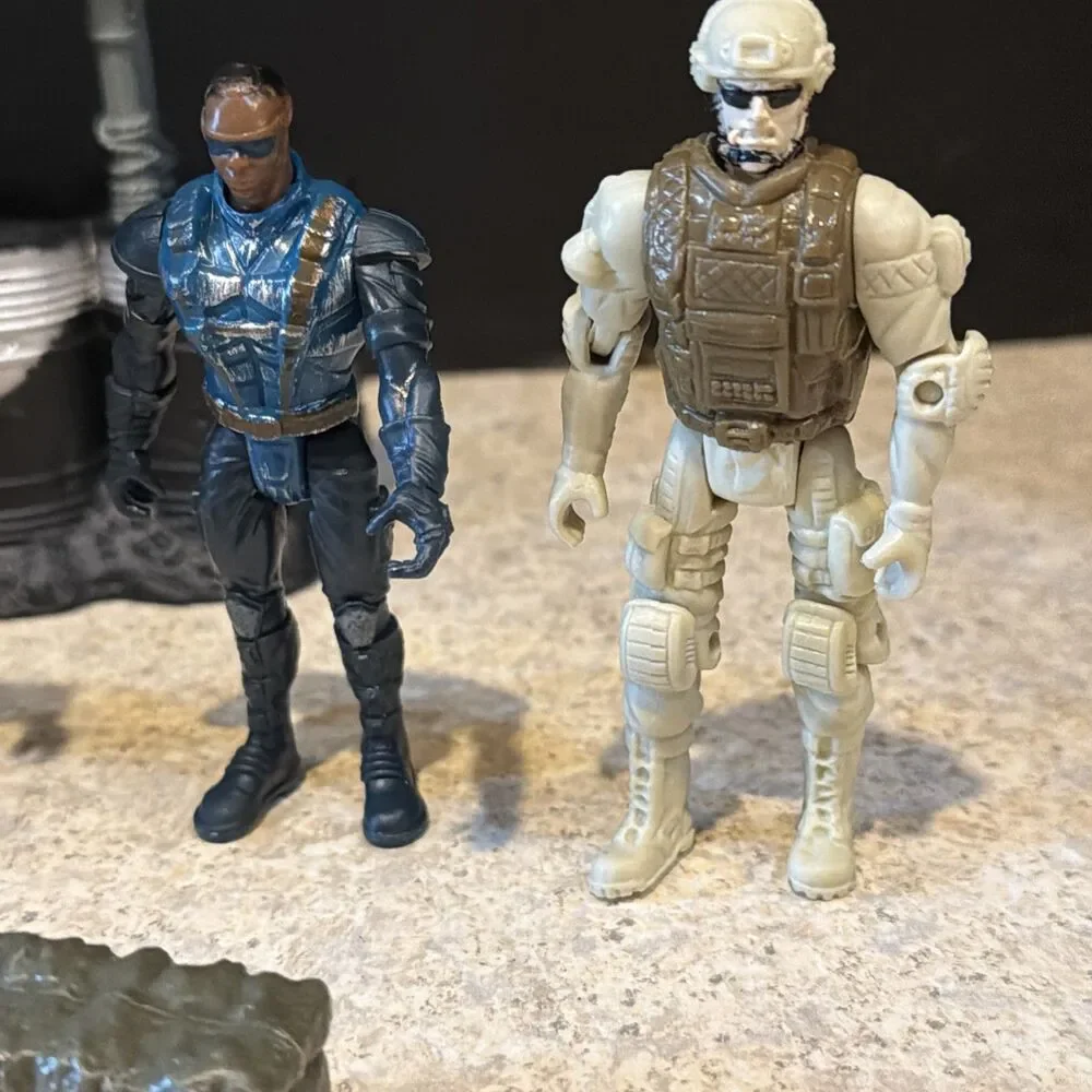 Military Action Figure Lot 5 Soldiers + Oil Drum Stand & 4 Sandbags 4” Toys